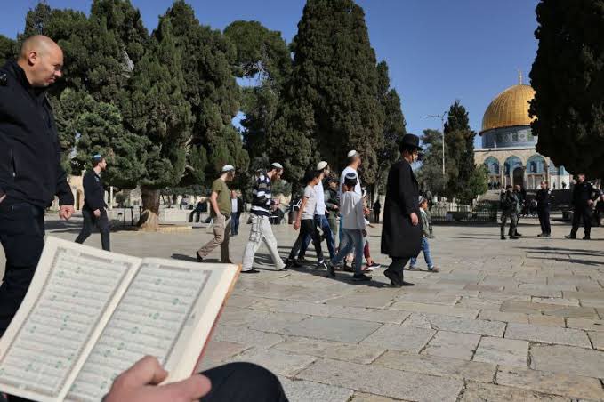 Jews-defile-Aqsa-2 Jews-defile-Aqsa-2